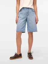 Bermuda de jean de tiro medio, color celeste con lavado gastado, calce holgado y largo a la rodilla. Cuenta con bolsillos clásicos y cierre frontal.