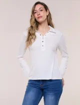 Remera de silueta al cuerpo de tejido de punto acanalado blanco, con cuello polo, abertura frontal con botones dorados y mangas largas con puños abotonados.
