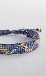 Pulsera tejida a mano con cuentas Miyuki en tonos de azul, dorado y plateado.