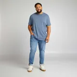 Pantalón de jean celeste, corte slim fit.