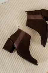 Botas cortas de cuero marrón con elástico lateral y tacón ancho.