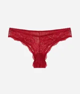 Bombacha tipo bikini confeccionada en encaje floral rojo, con detalles de tachas metálicas en la cintura y panel superior liso. Cuenta con laterales medios y transparencia delicada.