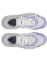 Championes de básquetbol Under Armour modelo Jet 25, con diseño de corte medio en color blanco con detalles en lila. Presentan una parte superior de materiales mixtos para mayor durabilidad y transpirabilidad, cuello acolchado para sujeción y entresuela Micro G para una amortiguación reactiva.