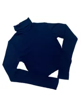 Polera de manga larga ajustada al cuerpo, confeccionada en tejido rib de algodón. Presenta cuello alto y diseño corto tipo crop top.