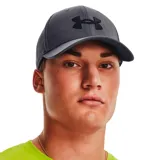 Gorra Under Armour negra con logo blanco bordado en el frente.