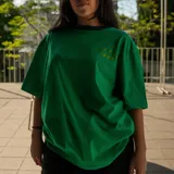 Remerón verde con cuello redondo y mangas cortas. Estampado en el pecho con la frase "Septum Club" en color amarillo.