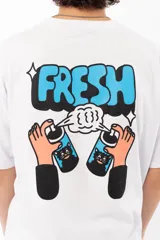 Remera blanca de algodón con estampa en la espalda de la palabra "FRESH" en letras celestes con contorno negro, sobre dos manos que sostienen latas de aerosol con caras de gato.