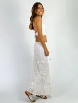 Pollera larga color beige, tejida a crochet con cintura elastizada y cordón ajustable.