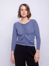 Top de manga larga azul con cuello en V, costura central y frunces en el frente.