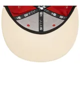 Gorra New Era modelo 59FIFTY cerrada, de color rojo con visera plana en tono beige. Presenta el logo bordado en relieve en el frente y un parche conmemorativo bordado en el lateral.