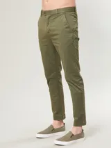 Pantalón chino color verde oliva, de corte slim fit y largo al tobillo.