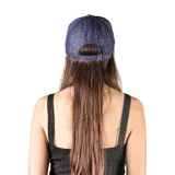 Gorra de béisbol azul con apliques brillantes.