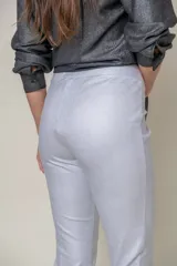 Pantalón recto de animal print gris claro, con cintura alta tipo faja y sin cierre.