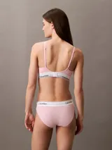 Brasier estilo deportivo de Calvin Klein con copas triangulares con relleno, tirantes finos ajustables y banda elástica inferior con el logo de la marca.