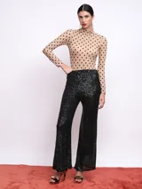 Body beige traslúcido de mangas largas y cuello alto, con estampado de lunares negros.