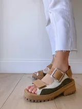 Sandalias de cuero con plataforma de goma, color verde, blanco y beige.