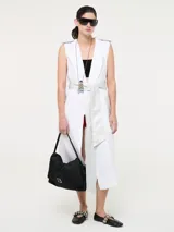 Chaleco largo blanco de lino con cinto ajustable de cuerina.