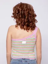 Top tejido de punto con tramado calado a rayas horizontales en tonos verde, naranja y rosa. Diseño de un solo hombro.