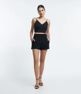 Short de vestir color rosa claro, de corte recto y tiro alto.