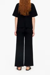 Pantalón negro de punto con corte palazzo.