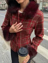 Chaqueta entallada de diseño clásico con estampado de cuadros escoceses en tonos bordó. Presenta cuello y puños con detalle de pelo sintético al tono, cierre frontal con botones y corte ajustado.