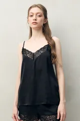 Top de pijama negro de tejido satinado con tirantes finos regulables y escote en V con encaje floral.