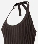 Vestido sin mangas, color marrón oscuro, con escote tipo halter y lazo en el cuello. El tejido es de malla con efecto tricot texturizado acanalado.