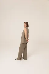 Pantalón de vestir de corte recto, confeccionado en lana, con diseño de rayas verticales finas y bolsillos laterales.