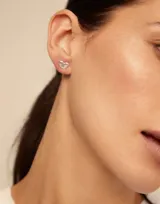 Piercing tipo stud con forma de corazón, fabricado en aleación de metales y bañado en plata.