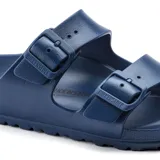 Sandalias Birkenstock Arizona de goma EVA color azul marino, con dos correas ajustables con hebillas.