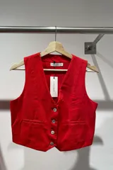 Chaleco rojo de canvas de algodón con corte sastrero masculino, escote en V y botones de nácar.