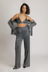 Sujetador de tejido plisado con sujetador metalizado de múltiples lunares con cierre de hebilla frontal.