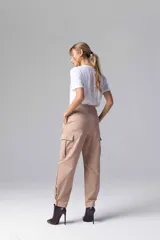 Pantalón gris de tiro alto con pinzas, bolsillos cargo laterales y ruedo ajustable con botones.