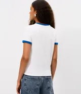 Remera de algodón con cuello redondo y mangas cortas, con vivos en color azul en cuello y mangas. Presenta una estampa frontal con la inscripción 'Puerto Rico 98 San Juan' en colores azul y bordó.