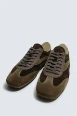 Zapatilla de cordones color beige, con parte superior de piel con acabado serraje y detalles de pespuntes. Suela ultrafina a contraste.