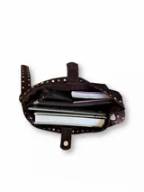 Cartera de hombro confeccionada en cuero natural, con diseño minimalista y correa ajustable con hebilla metálica.