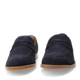 Mocasines de hombre tipo penny loafer, confeccionados en gamuza color azul marino, con suela plana de goma en tono natural.