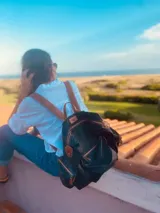 Chaleco color crema con ribete amarillo, de corte recto y sin mangas.