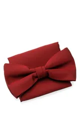 Moña color naranja con pañuelo a juego.