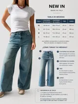Pantalón de jean con corte wide leg y tiro medio-alto. Presenta un lavado gris azulado desgastado con acabado vintage y ruedo desflecado.