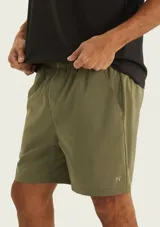 Short deportivo verde militar de secado rápido, con cintura elástica y bolsillos laterales.