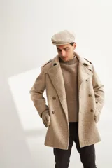 Saco de lana color tostado, con solapa, doble abotonadura, bolsillos, canesú y charreteras. Prenda de uso diario.