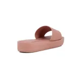 Sandalia Beira Rio color crema, con faja ancha y suela media.