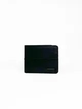 Billetera negra de cuero sintético con costuras horizontales y logo metálico de la marca en la esquina inferior derecha.