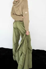 Pantalón beige de corte ancho con pinzas y bolsillos laterales.