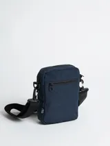 Bandolera negra con correa ajustable y cierre de cremallera.