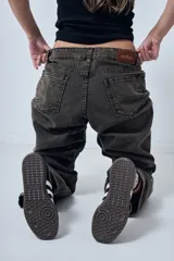 Pantalón de jean gris oscuro, corte ancho y tiro alto.