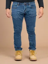 Jeans skinny de denim azul con tecnología Coolmax, corte ajustado, tiro medio y costuras en tono contrastante.