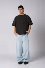 Jean baggy de corte amplio y relajado, color celeste claro, con diseño de pierna ancha y estilo urbano.