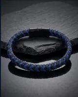 Pulsera de diseño trenzado que combina cuero sintético en tonos azul y negro, con cierre magnético de acero inoxidable.